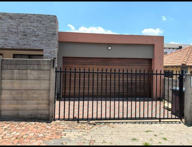 3 BEDROOM HOUSE FOR SALE IN OLIEVENHOUTBOSCH